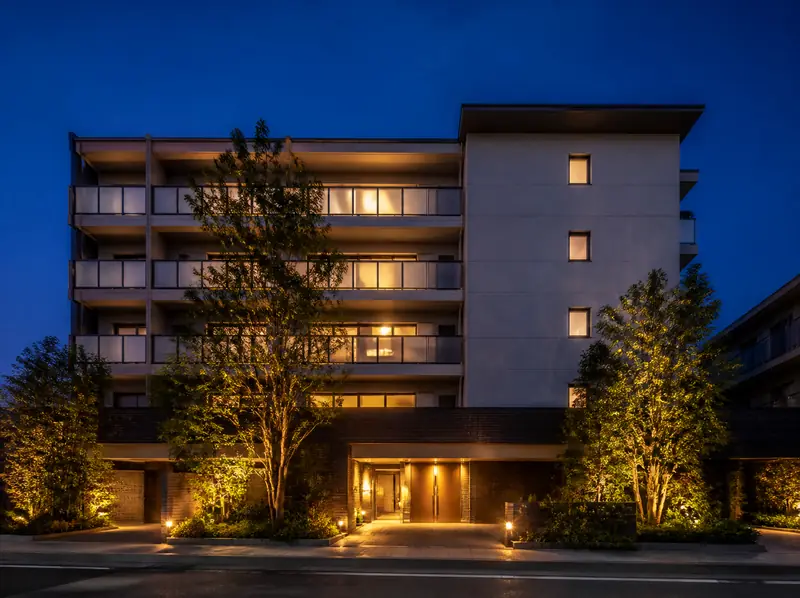夕暮れのマンションの外観