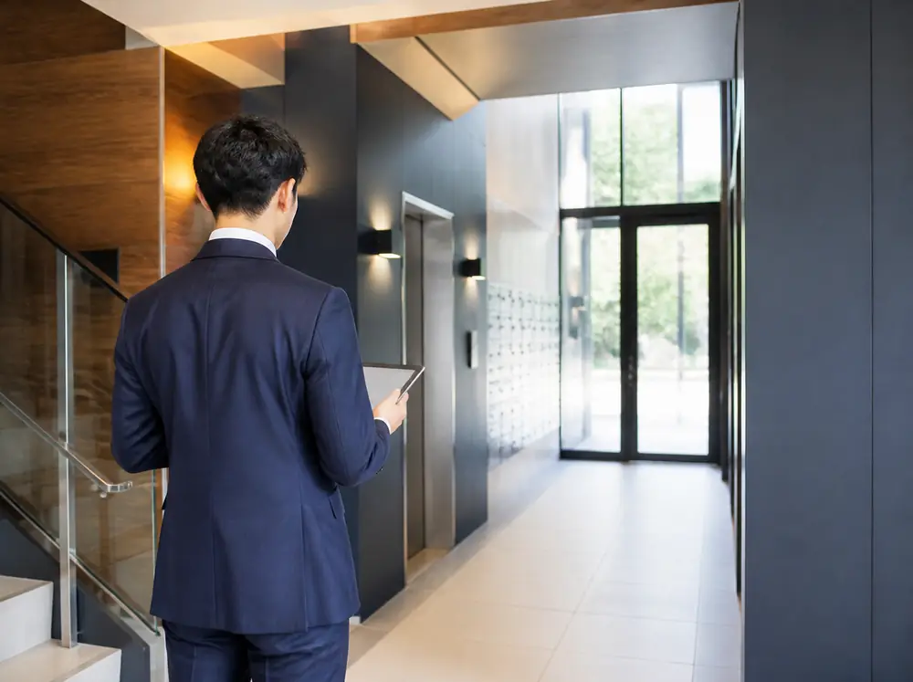 建物を確かめる管理担当のイメージ